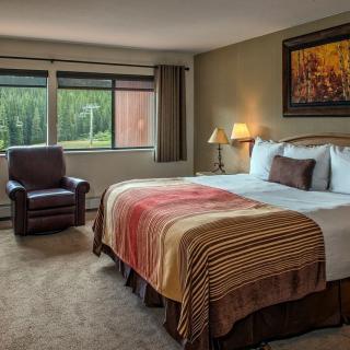 Alpenglow Executive Suite in Breckenridge Bedroom With Sitting Area